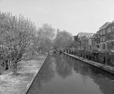 882293 Gezicht over de Oudegracht te Utrecht, vanaf de Smeebrug, met op de achtergrond de Weesburg.